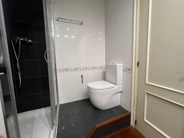 Amplio piso de 3 habitaciones con balcón en el centro de Granollers — 8