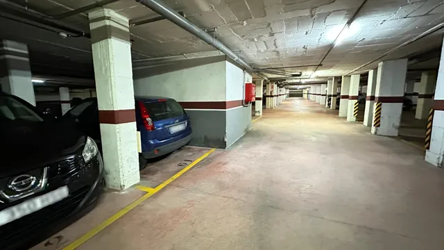 Se vende plaza de parquing para coche mediano en la zona del Parc del Estatut. — 5