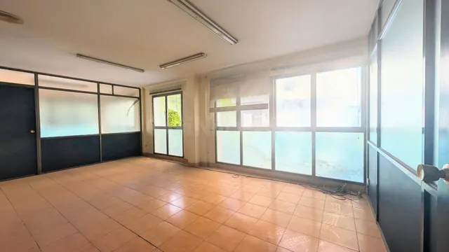 ¡OPORTUNIDAD ÚNICA, OFICINA CON ENTRADA INDEPENDIENTE, 80 m2, ESQUINA TOTALMENTE EXTERIOR, JUNTO A REINA VICTORIA! — 2