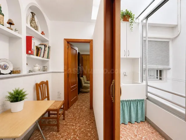 Amplia casa con garaje, terraza y múltiples posibilidades en - foto 5