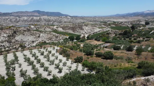 Amplio Terreno Urbano con Agua y Vistas Espectaculares en Ce - foto 4