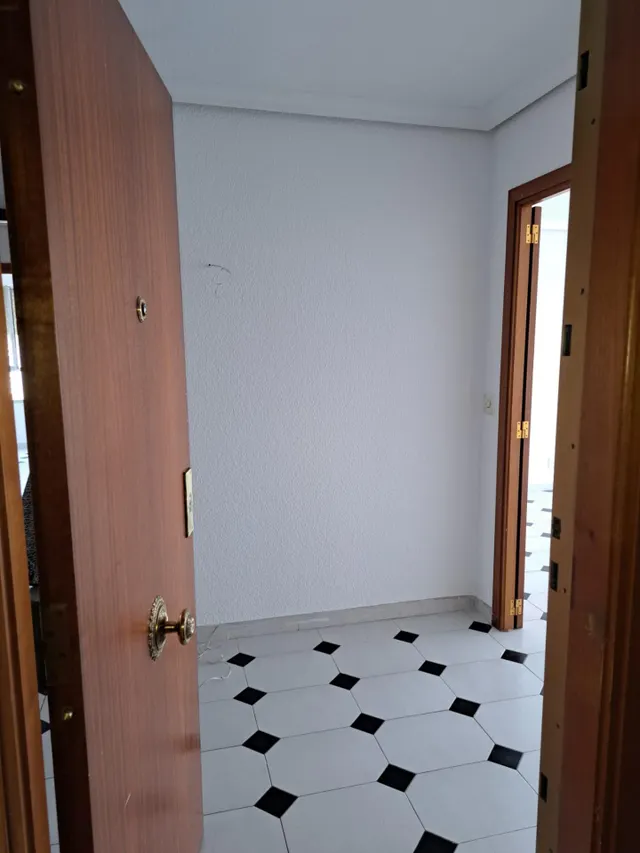 Amplio piso con 4 dormitorios y vistas al mar y Benidorm en zona Levante. — 18
