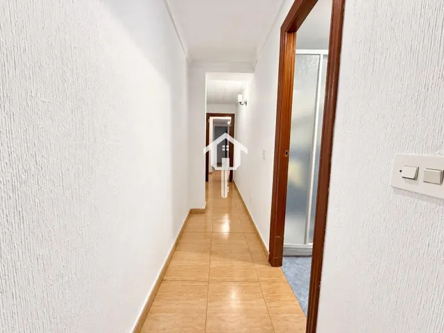 PISO EN VENTA EN ALICANTE. ZONA DE LA FLORIDA. 134m2 CON 4 habitaciones DOBLES, 2 BAÑOS COMPLETOS, TERCERA PLANTA CON ASCNESOR, TERRAZA Y DESPENSA. — 35