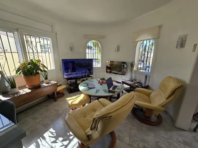 Casa con piscina y licencia turística - sector Peni - foto 5
