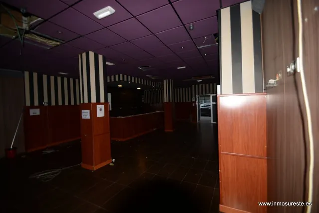 Alquiler local comercial en Orihuela, 170 m2. de superficie,  con 2 aseos. — 4