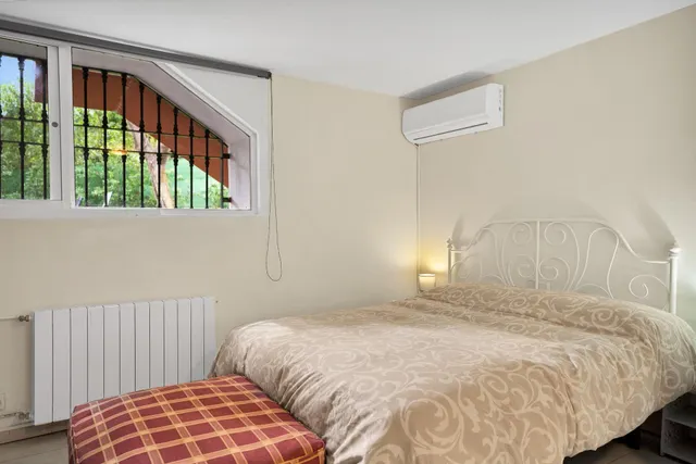 Alquiler larga temporada - Villa Privada con Piscina y Amplio Jardín en Cerrado de Elviria, Marbella — 40