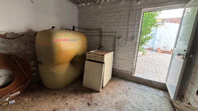 CASA CON PATIO Y COCHERA A LA VENTA — 18