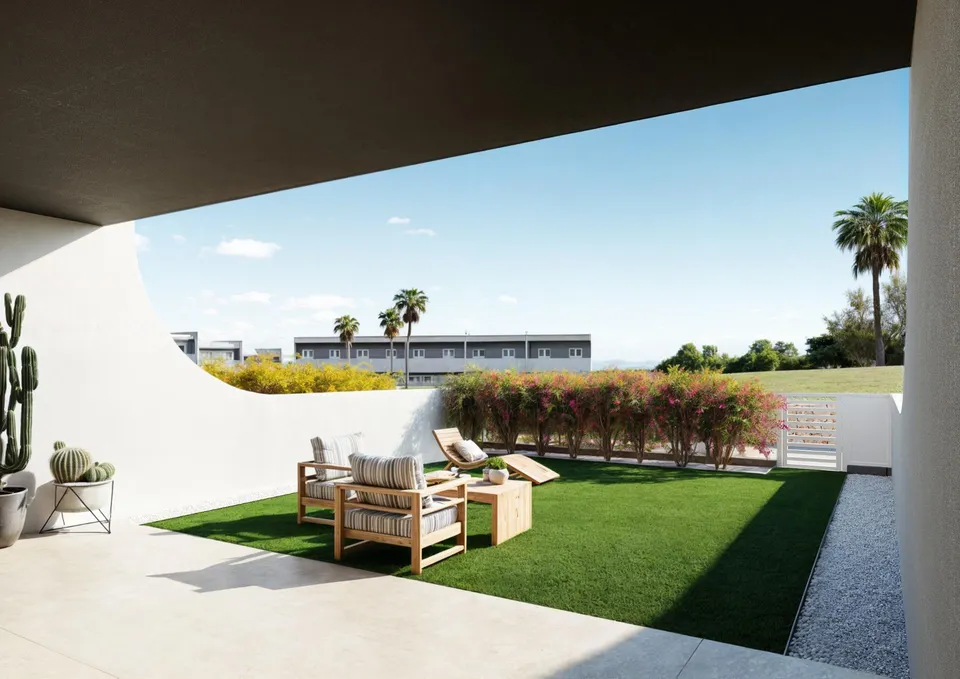 VIVIENDA EN ESQUINA CON 151 METROS DE JARDIN CON PISCINA COMUNITARIA A 4 KILOMETROS DE BENIDORM