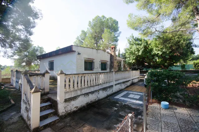 Ref. 04405.- EXCLUSIVA.- Chalet independiente con piscina en Urb. Camp Llíria. — 45