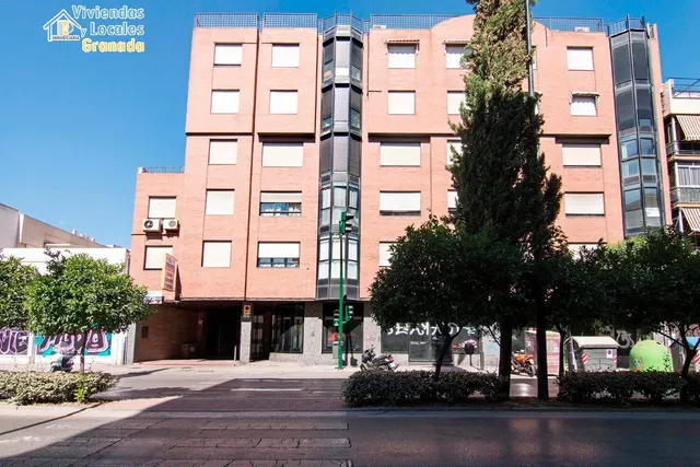 Camino de Ronda cercano a Caleta. Plaza de garaje en venta con acceso en rampa a 15.000€ cada una. A — 3