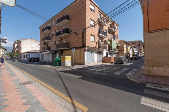 ¡Oportunidad en Armilla! Piso reformado de 3 dormitorios. — 24