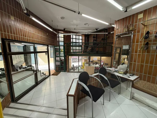 BAJO VIVIENDA TRANSFORMADO EN LOCAL EN VENTA EN LA CALLE VIRGEN DE LA SOLEDAD — 4