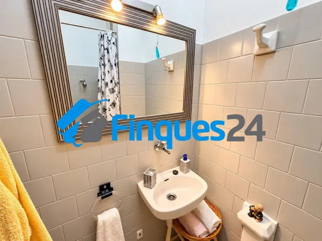 Amplio piso de 4 habitaciones en el centro de Manresa — 27
