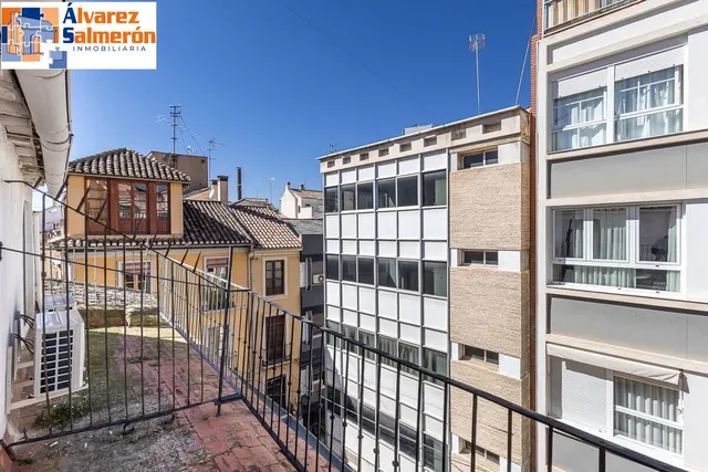 Edificio junto a Plaza Bib-rambla. — 27