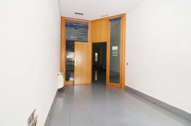 Urbis te ofrece un local en alquiler en zona Centro, Salamanca. — 24