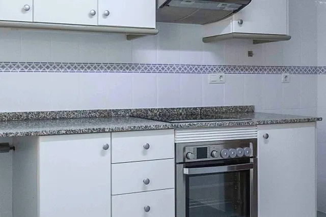 Amplia vivienda de 4 dormitorios con garaje, trastero y metro a pocos minutos — 7