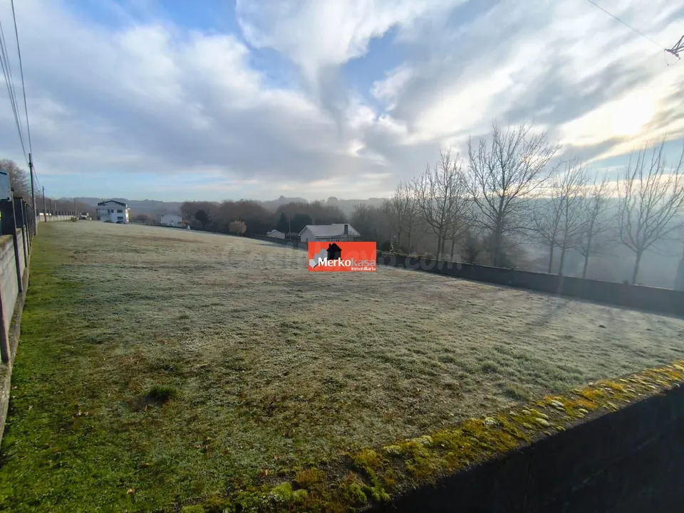 SE VENDE FINCA EDIFICABLE CERCA DE LUGO