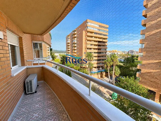 Piso reformado en primera línea del mar con terraza y piscina comunitaria — 21