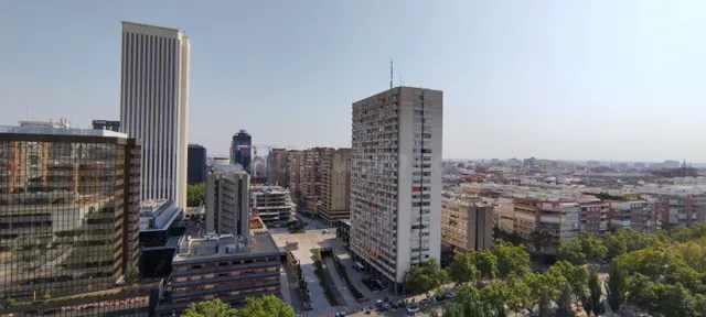 En el corazón de la ZONA empresarial de Madrid, Plaza de Lim - foto 4