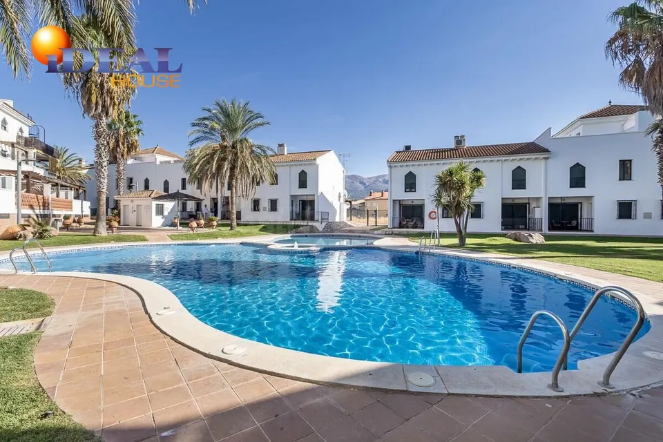 Adosado con espectacular terraza panorámica y piscina a 20 min de Granada
