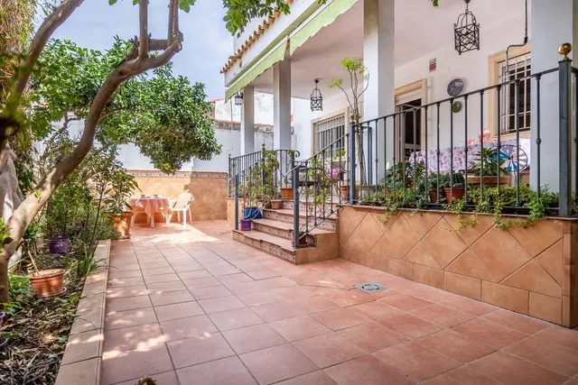 Fabulosa casa con patio ajardinado en Gelves, a diez minutos - foto 2