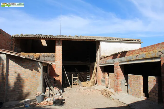 Masía con 18.000 m2 de terreno y amplios almacenes en Penelles. — 11