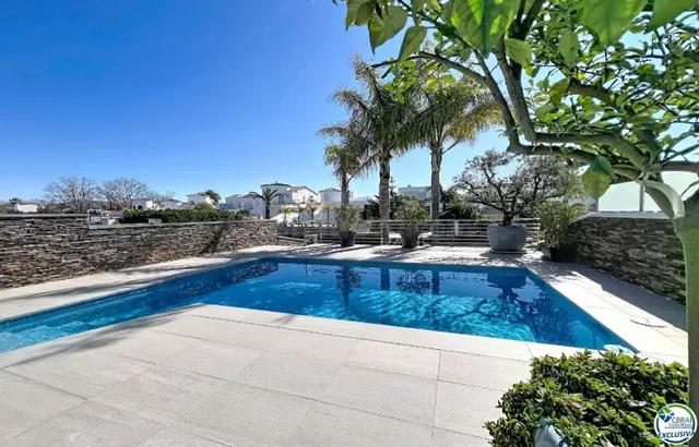 Casa renovada al sur, con piscina y acceso a un canal amplio - foto 4