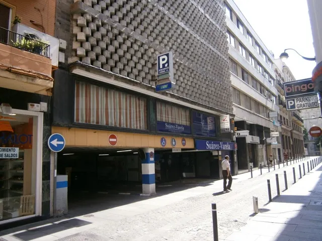GRAN PLAZA DE APARCAMIENTO PARA COCHE GRANDE EN EDACO, CORDOBA — 2