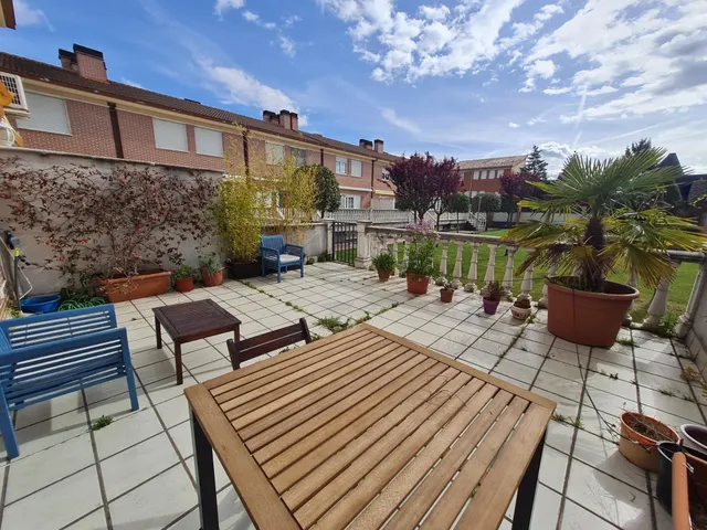 Chalet adosado en alquiler con terraza, piscina y dos plazas de garaje junto al Paseo de Zorrilla — 44