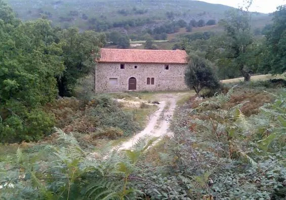 CASA DE PIEDRA EN PARQUE NATURAL RESERVA DEL SAJA — 8