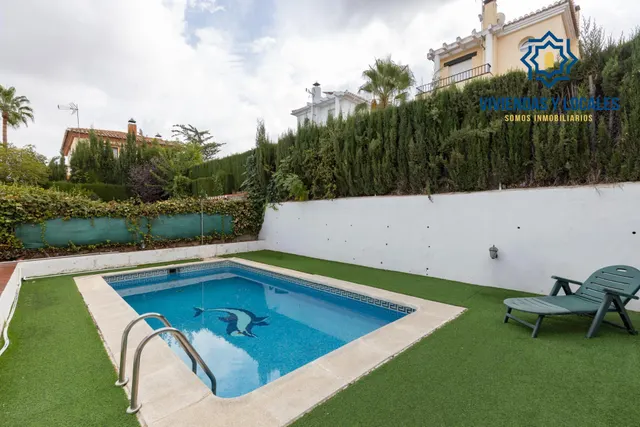 Casa independiente con piscina en La Zubia. — 37