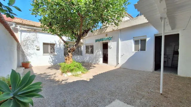 Casa SIN AMUEBLAR de tres dormitorios y patio en Vistabella