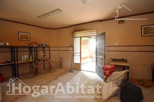 Espaciosa casa con local comercial, dos terrazas y balcón — 32