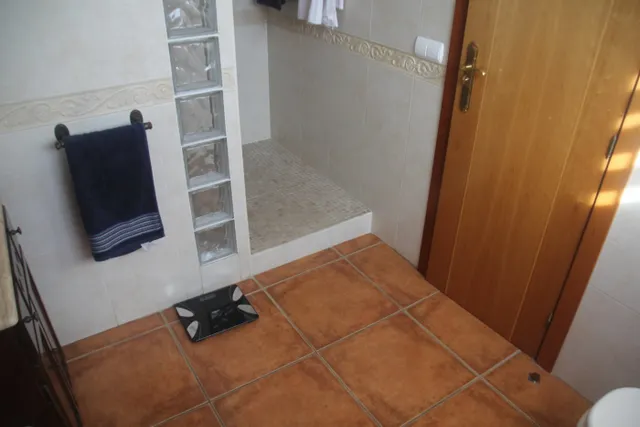 se vende casa adosada en el centro a tan solo 150 metros de la playa — 32