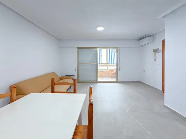 OPORTUNIDAD! Fantástico apartamento reformado con confortable terraza y vistas despejadas (210 Mts playa) — 6