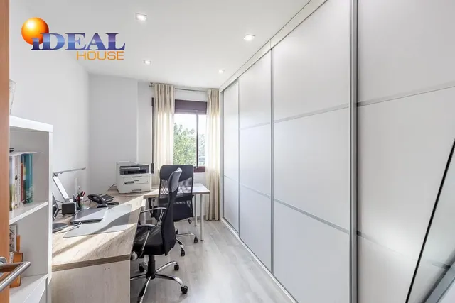 Amplia casa de 182 m2 con patio, gran sótano y a menos de 5 minutos del metro — 26