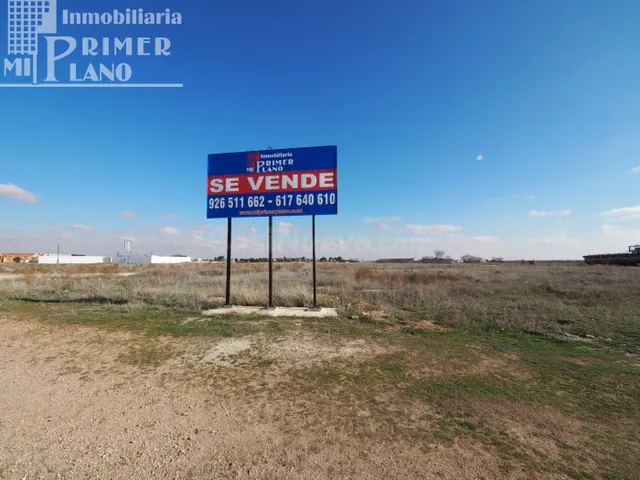 *¡OFERTA! Solar de 2407 m2 en la zona de Juan Carlos I*