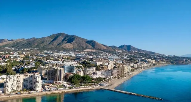 LA EXCLUSIVIDAD EN SU MÁXIMA EXPRESIÓN, A ESCASOS METROS DE LA PLAYA DE CARVAJAL, CON VISTAS AL MAR. — 36