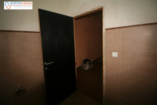 LOCAL EN ZONA COMERCIAL, TODO DIÁFANO, CON ALTILLO, MUY CERCA DEL CENTRO. — 10