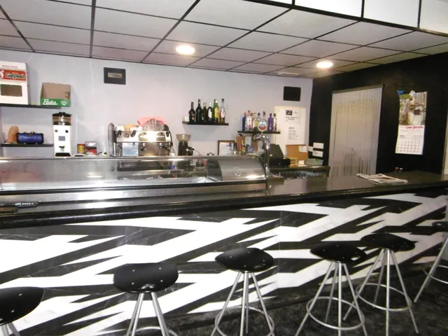 SOLAR CON LOCAL COMERCIAL EN PLANTA BAJA ACTUALMENTE CON NEGOCIO DE BAR — 15