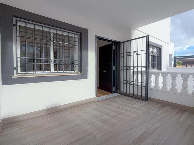 Espectacular bungalow reformado, con amplia terraza y parking para coche dentro de la parcela, en urbanización exclusiva con piscina comunitaria — 7