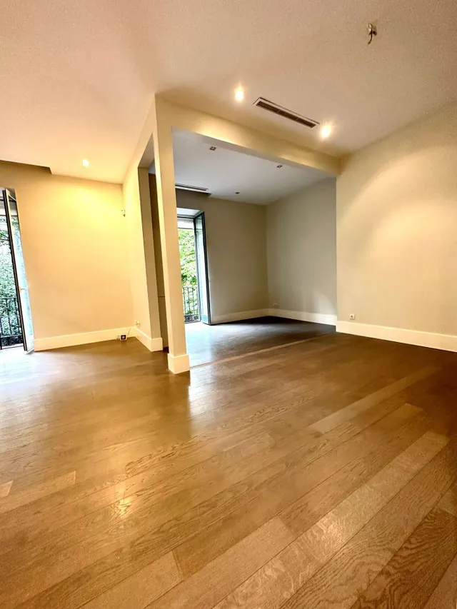 IMPRESIONANTE VIVIENDA EN CLAUDIO CUELLO ESQUINA JORJE JUAN — 20