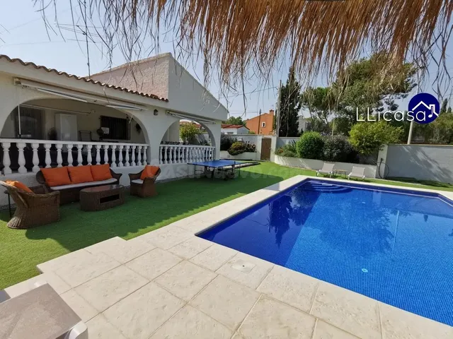 Chalet independiente en venta en urbanización de Llíria — 2