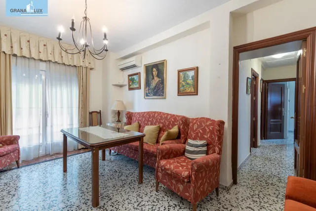 Piso de 3 dormitorios en calle milán, zaidín | muy luminoso y con gran potencial — 2