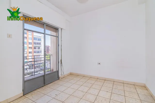 Piso de 4 Dorm. en Camino de Ronda. Para REFORMAR. — 23