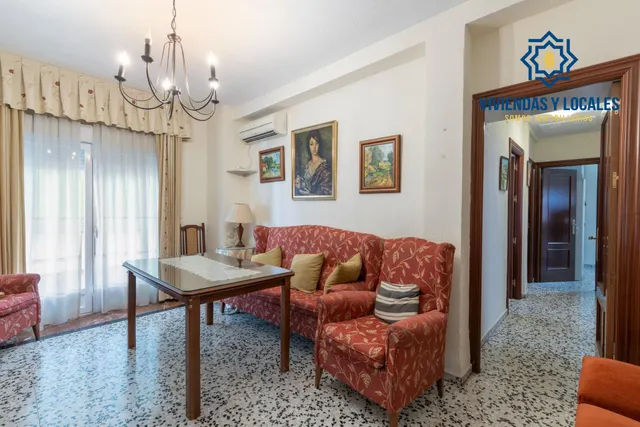 Piso de 3 dormitorios en calle milán, zaidín | muy luminoso y con gran potencial — 2