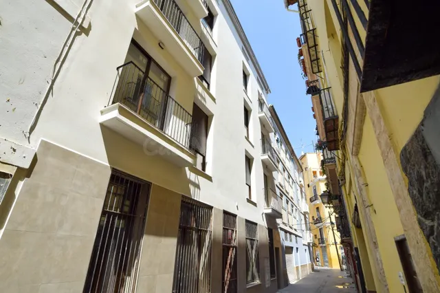Vivienda de obra nueva terminada en el centro histórico de V - foto 3