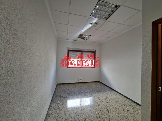¡¡ GRAN EDIFICIO EN ALQUILER CON 14 DESPACHOS, A 5 MINUTOS DEL AEROPUERTO !! — 26