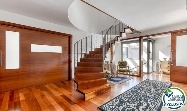 Casa unifamiliar exclusiva con ascensor, jardín y múltiples  - foto 3