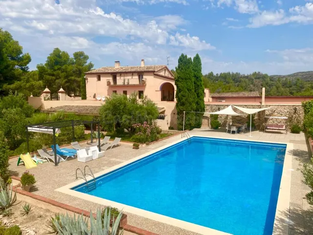 Exclusiva finca con masía, hotel, bodegas y 83 ha de terreno en el Priorat — 2